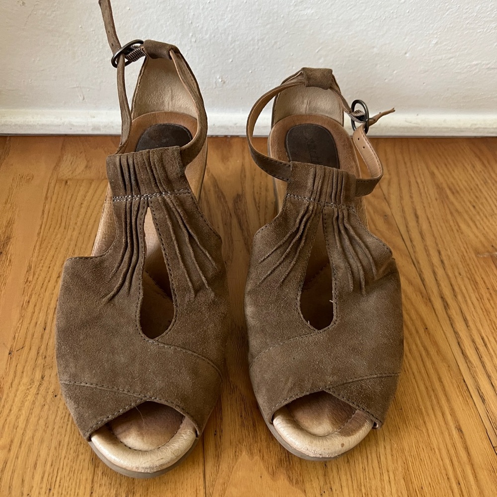Earth taupe suede wedges